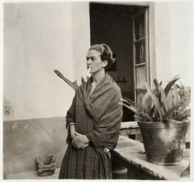 mpdrolet:
“ Frida Kahlo in the Casa Azul, 1930
Anonymous photographer
”