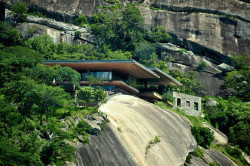 uglypnis:  A House On A Rock Overlooking A Dam :   Studio Seilern  