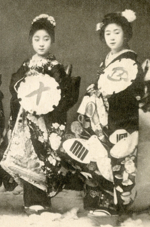 thekimonogallery:  Five Osaka Maiko 1910. Five maiko (apprentice geisha) from Osaka wearing kuromont
