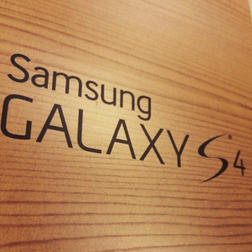ladyeleven:  Deuces #teamiphone. #galaxys4