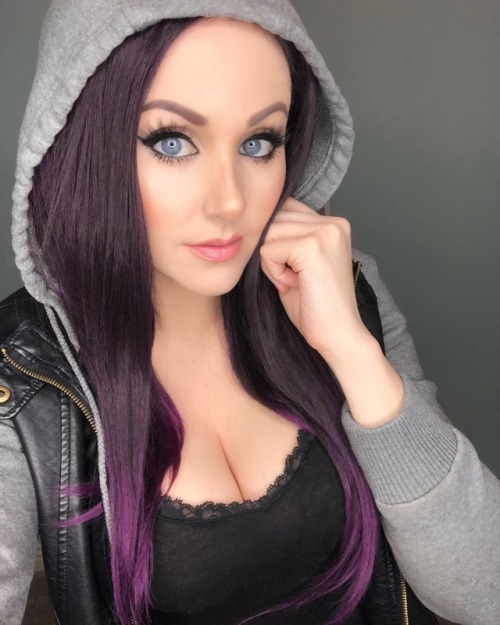 prettycelebsandcosplayers: Angie Griffin
