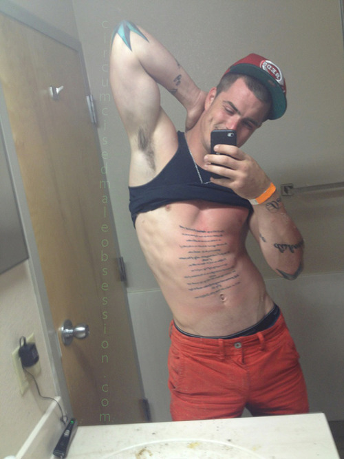 guysinftlandhanes:  guysinftlandhanes.tumblr.com