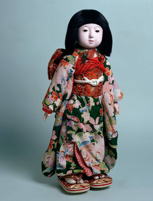 nihon-no-ningyou:An antique Ichimatsu doll in a dark green furisode with floral designs. This doll a