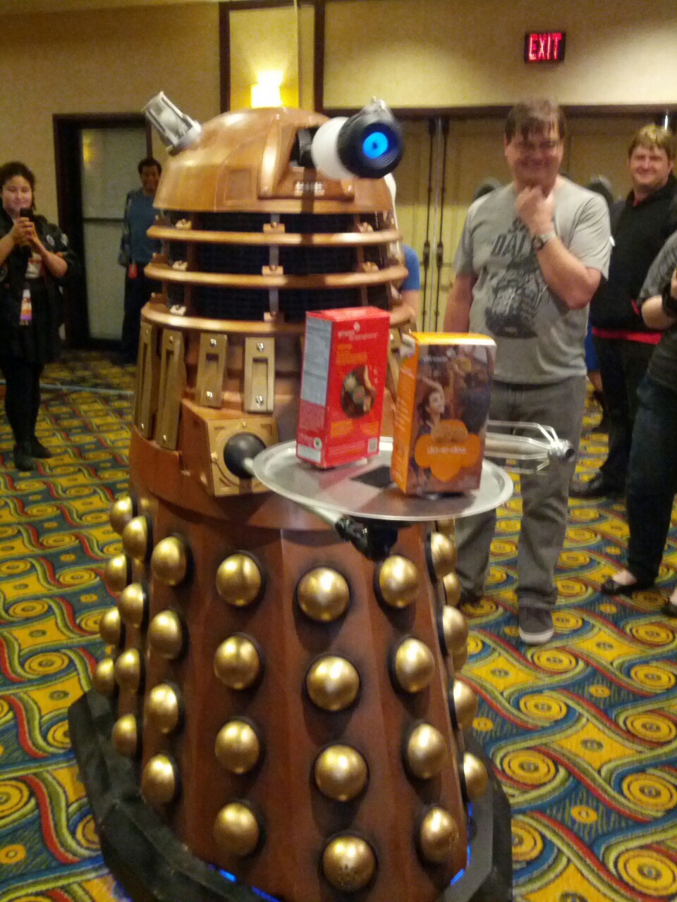 marzipanandminutiae:  shewhowishes:  missnikijean:  A Dalek with Girl Scout cookies.