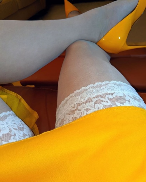 Sunday Sunrise#sundaysunrise #sunrise #highheels #highheelpumps #yellowdress #whitestockings #stocki