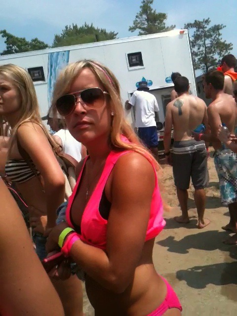 candidextremist:  Hotty with a body at a beach function