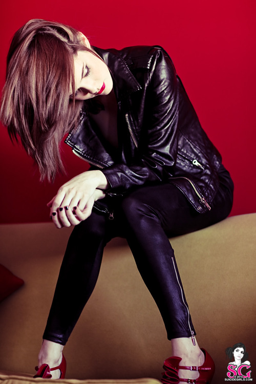 levee-suicide:  [SG] Levee - Sullen Girl 