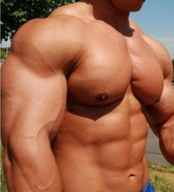 alphamusclehunks:  Sexy, large and in charge.