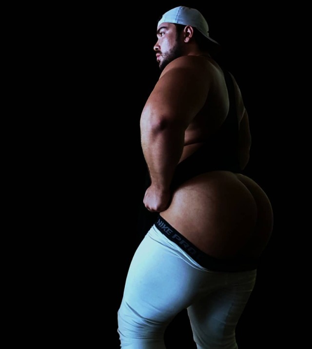 budznbrewz:beefymusclebulls:blackonyxstone:beefymuscle.comCute n girthy! My favorite!