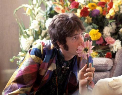 losetheboyfriend:John Lennon sniffs a flower while visiting Maharishi Mahesh Yogi; captured by Hen