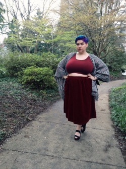 sladevegas:margotmeanie:  crop tops &amp; midi skirts full details on my blog   You are so cute!