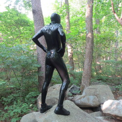 lederandi:  apaaps:  On the rocks in full rubber enclosure. Libidex Neo Catsuit KinkEngineering Micro Breathe Hood.   ….ein Männlein steht im Walde…. 