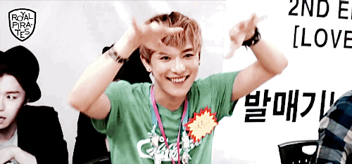 sooyoon-ah:  Sooyoon’ s cute way of sending out hearts ❤︎ 