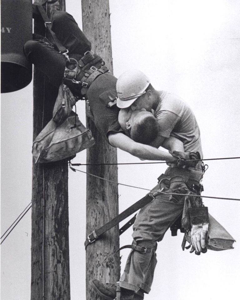 sevenbones-blog:“The 1967 Pulitzer Prize award winning photo called ‘The Kiss