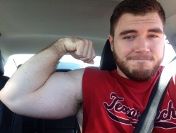 amoose-bouche:  Arms day doucheflexin 