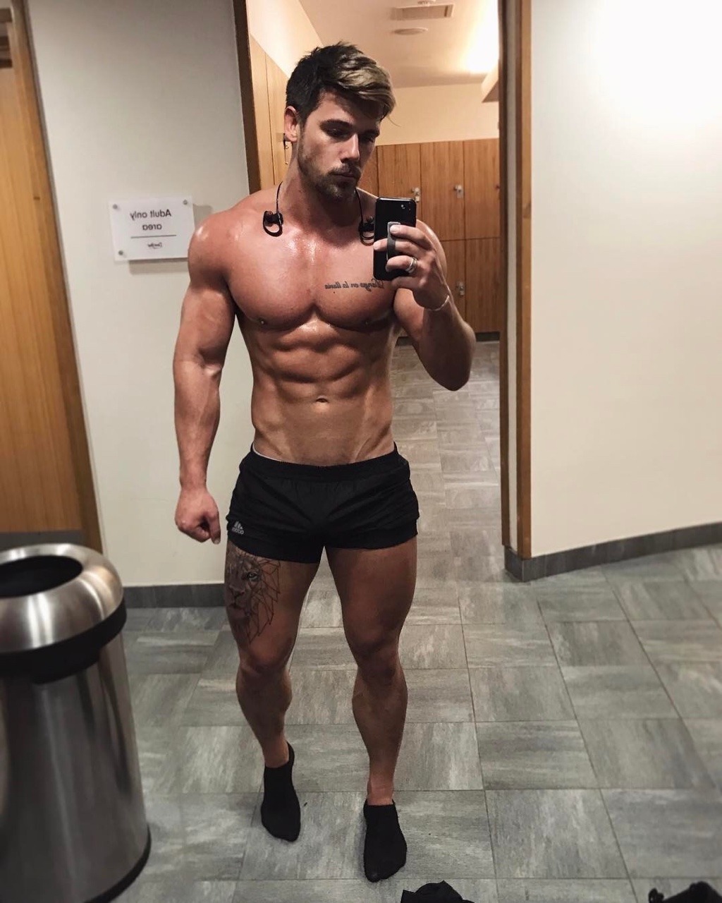 socksandskin:https://socksandskin.tumblr.com/