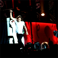 feelszarry:  Harry falling on stage 