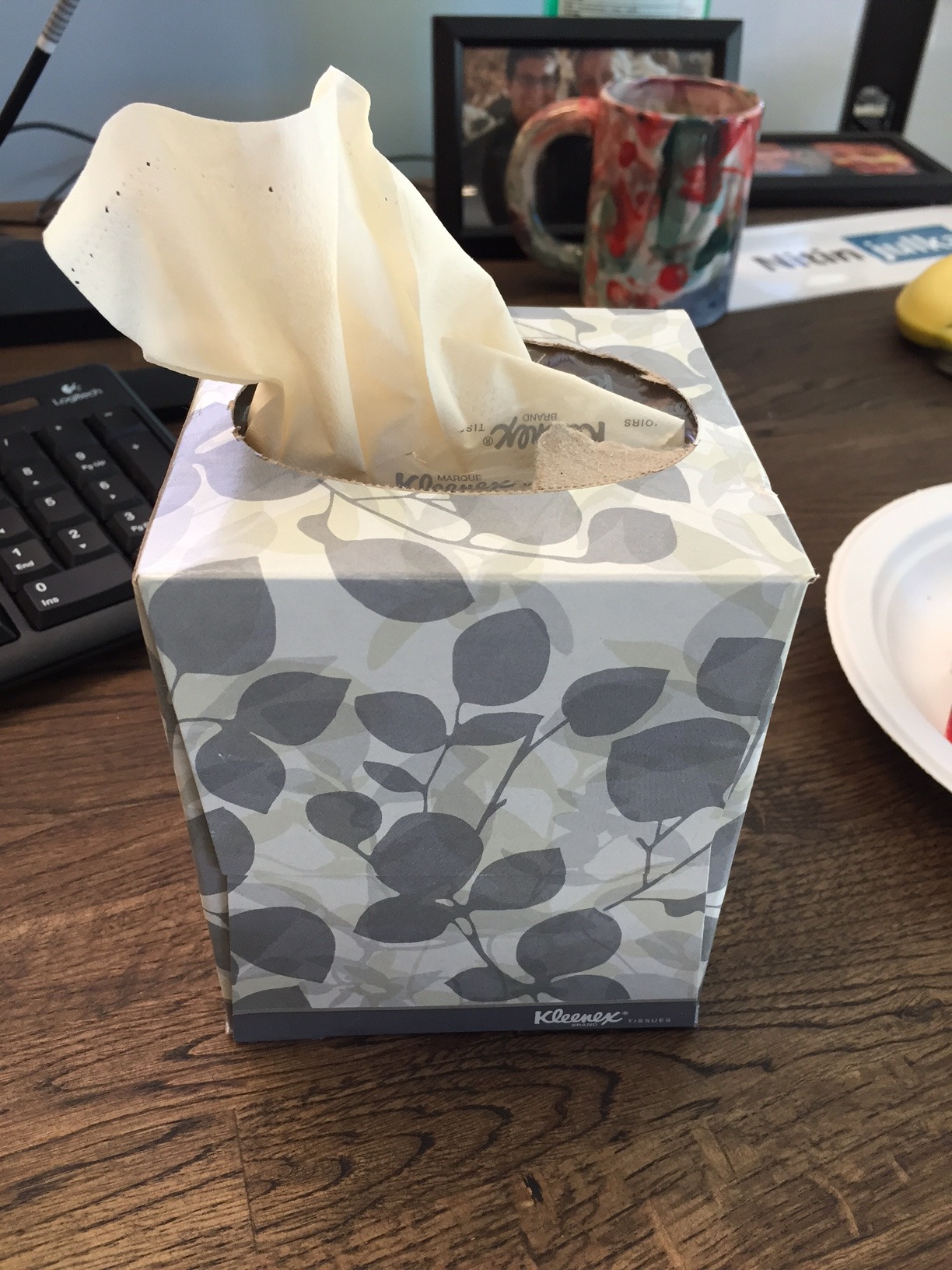 Kleenex boutique tissue box - When the tissue is running out, it changes colors from white to yellow. /via Nitin Julka