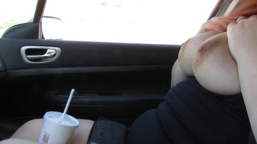 xxxcurvyneko: I showed my boobs in the car
