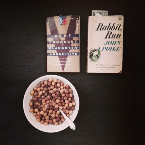 kittenroar:  Saturday morning. #currentread #books #dayoff  cuckoo for Cocoa Puffs…