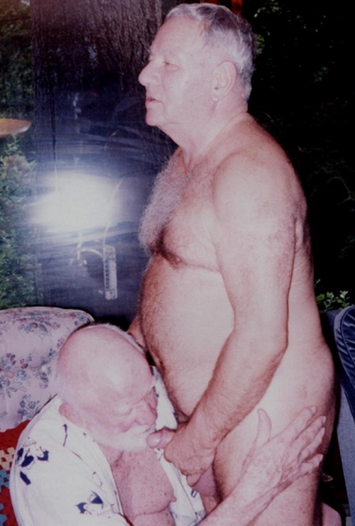 einheri:  chunkipeeps:  www.chunkipeeps.tumblr.com   More hot daddies on http://einheri.tumblr.com