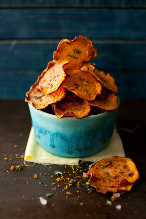 beautifulpicturesofhealthyfood:  Sweet Potato Baked Chips with Thyme…RECIPE