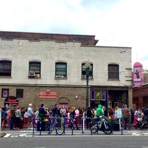 Voodoo Doughnuts is a must for every Portland trip. #Portland #Oregon #voodoodoughnuts #longlines #b