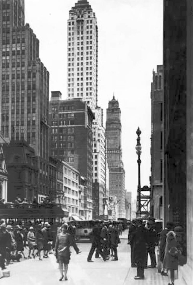 57th St. and Fifth Avenue, 1929.Photo: Ewing Galloway via NYPL #New York#NYC #vintage New York #1920s#Ewing Galloway #57th St.  #Fifth Ave. #street photography#street scene#pedestrians