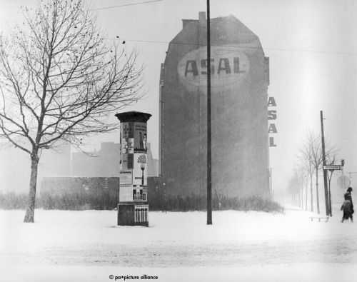 Winter Vintage Berlin: Blick auf eine Litfaßsäule und eine Brandmauer am Mehrinplatz in Kreuzberg, circa 1965. Der Platz wurde um 1732 als Exerzierplatz angelegt und hieß ursprünglich “Das Rondell”, bevor er 1815 anlässlich des Sieges preußischer und...
