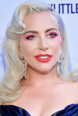 ladygagaqueenedit:Lady Gaga en la alfombra roja de los premios Fashion Los Angeles, en Los Ángeles (17/03/2019).