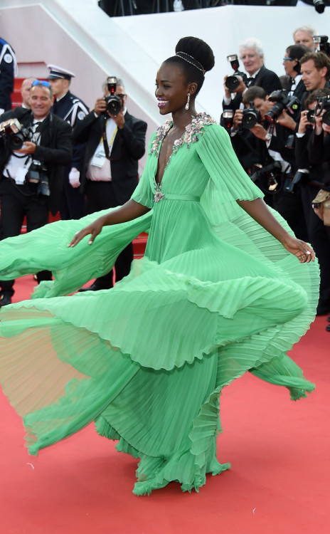 thatsthat24:diancie:hellogiggles:theclothoisseur:Another shot of Lupita N’yongo attending the 