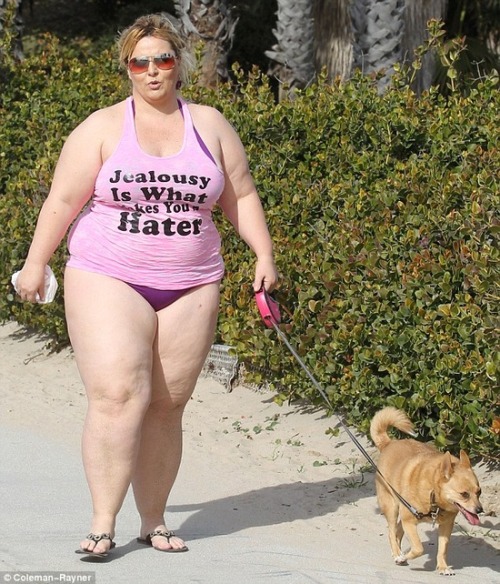 bbwbeach:  Don’t hate the curves  Love the curves