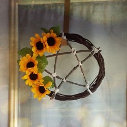 eclecticwitchdiaries:    I made myself a cute little wreath for my front door.  