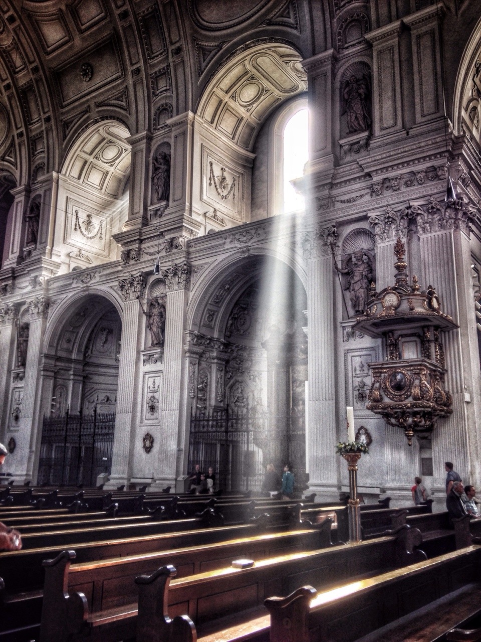 Sensazione&hellip;.luce intensa  Dall'anima di una chiesa stupenda&hellip;.