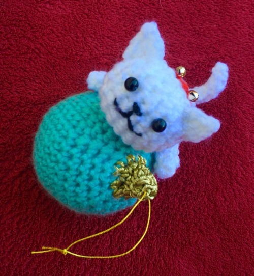 Amigurumi Neko Atsume Snowball ornament. Designed and crocheted by me :)