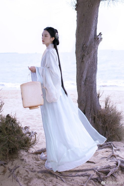 simply-zhouye:Gu Xiang in an alternate universe ~ Zhou Ye looking soft and etherally pretty in white