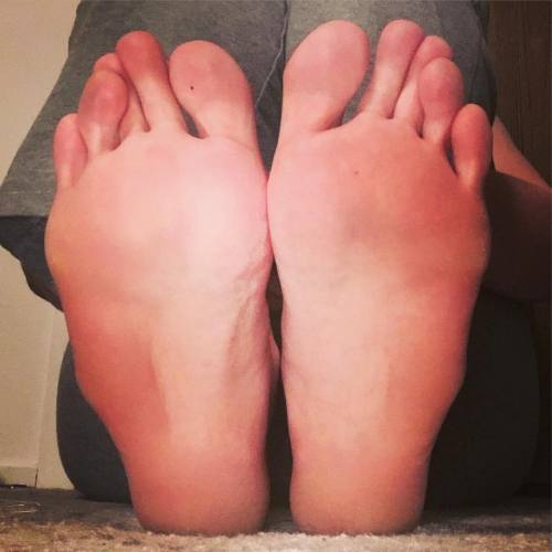 #footfetishgroup #footfetishgang #footfetishcommunity #footqueen #size12 #dirtyfeet #softsoles #dirt