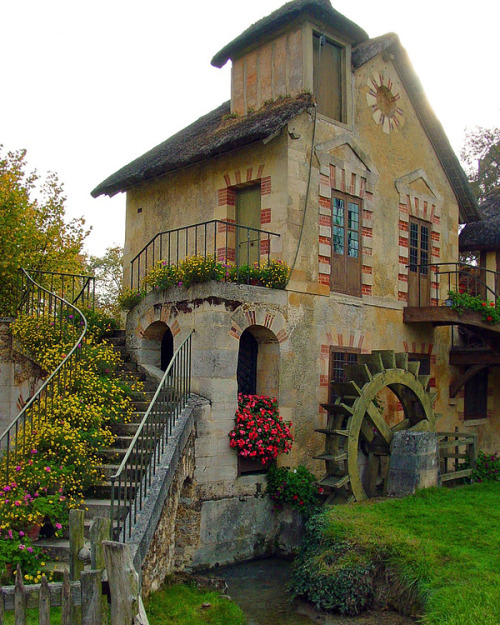 veganelfprincess: yelyahwilliams: ericamelondrea: odditiesoflife: Ten of the Best Storybook Cottage 