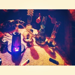 toolesbiantofunction:  Vape &amp; bong sesh with the roomies 💚 @jessicamryan @martine_grenon #sarah