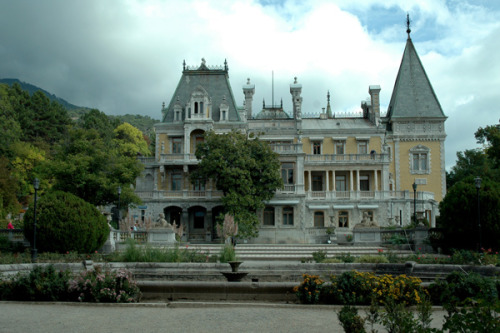 (via Massandra palace, a photo from Krym, East | TrekEarth)Massandra, Ukraine