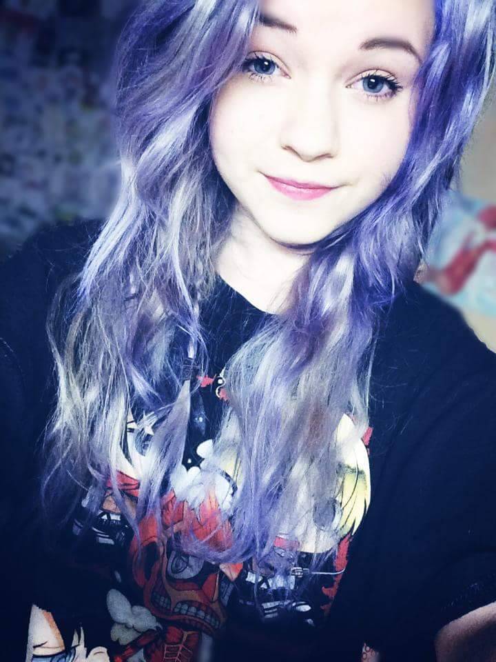 vanillecola:  traumversunken:  Wie kann man nur so schön sein? c:♡ Die lila Haare