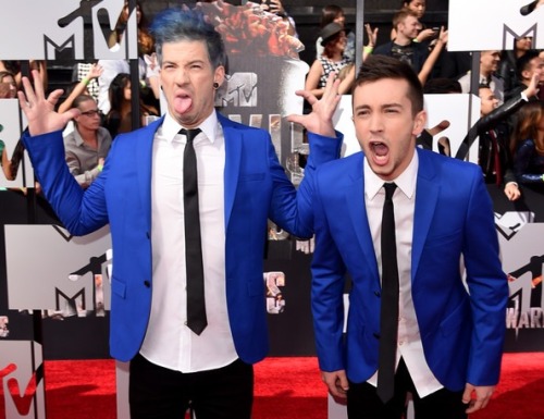 joshdunisjoshfunblr:Twenty one pilots in suits appreciation post