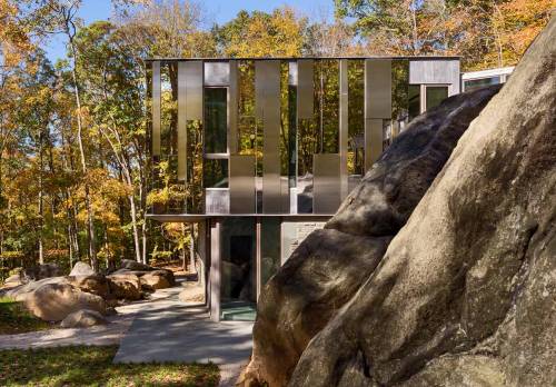 thekhooll:Pound Ridge HouseKieranTimberlakeThe site for this home is a south-facing, boulder-strewn escarpment that rises over a hundred feet, from a wetland to the top of a ridge. The owners were drawn to the almost magical sense of tranquility they