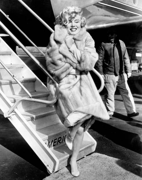 Marilyn Monroe arriving at the Chicago airport on March 17, 1959. 