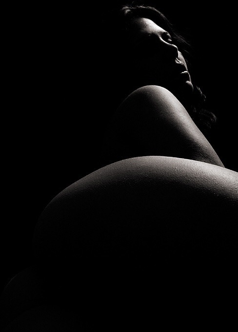 aliceestunecoquine:   Ombre et lumière …(Mise en noir et blanc : Alice / black