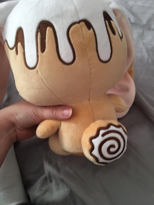Cinnabunny is ready to say hello! They’re the third plush in my new series called Daisuki Crit