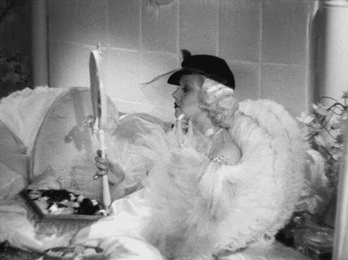 nitratediva:Jean Harlow preens in Dinner at Eight (1933).