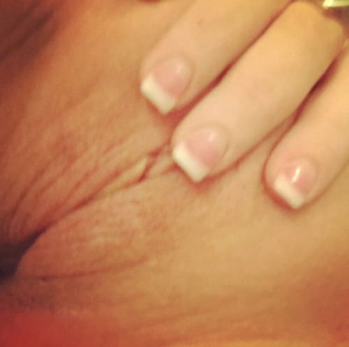 peanut1025:  Freshly waxed and waiting for Daddy 😉 @txcouple92081