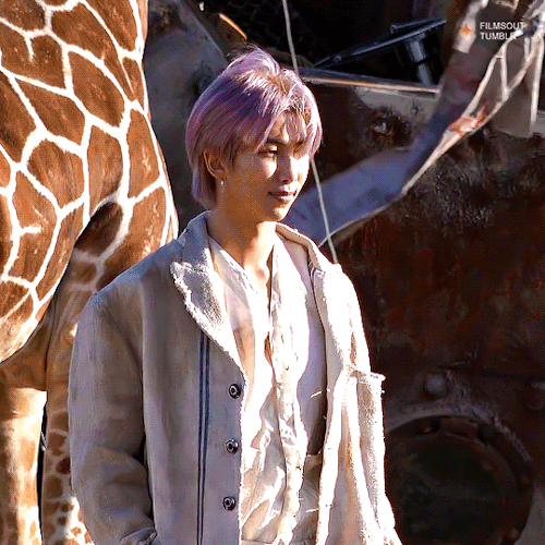 The Sun Looks Good On Him(cr. Namuspromised)