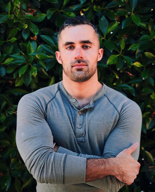 insta-hunk:  Instagram: @theqahwa